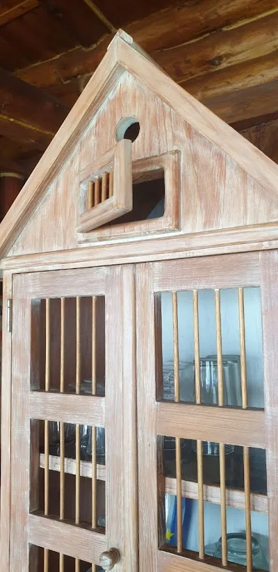 Traditional Heritage Hutch Detail